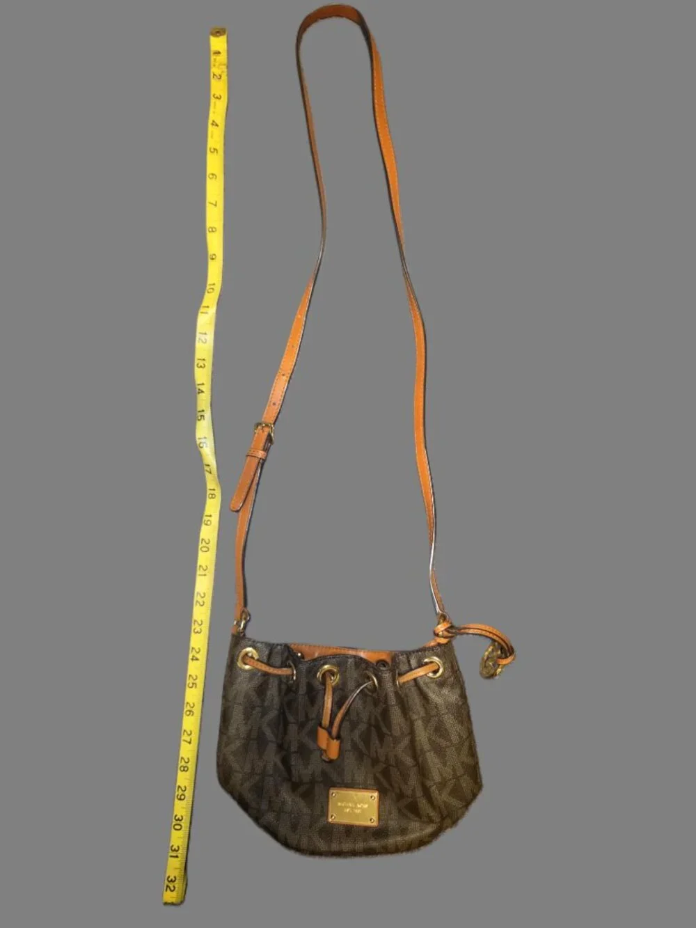 Michael Kors Jules drawstring bucket bag - Picture 3 of 6
